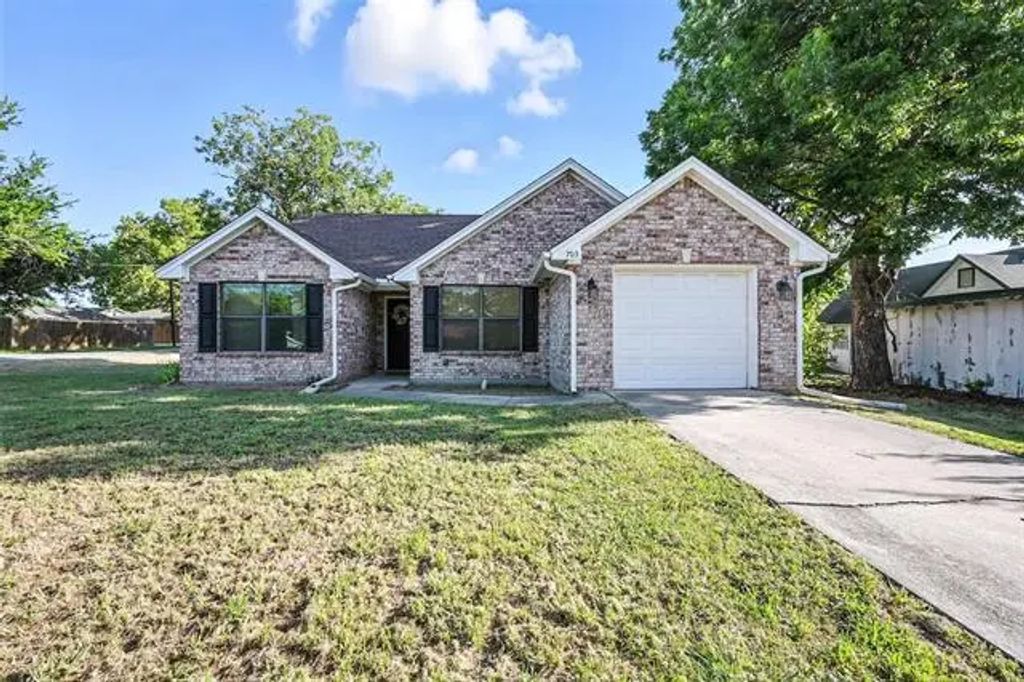 703 Peach Street, Sanger