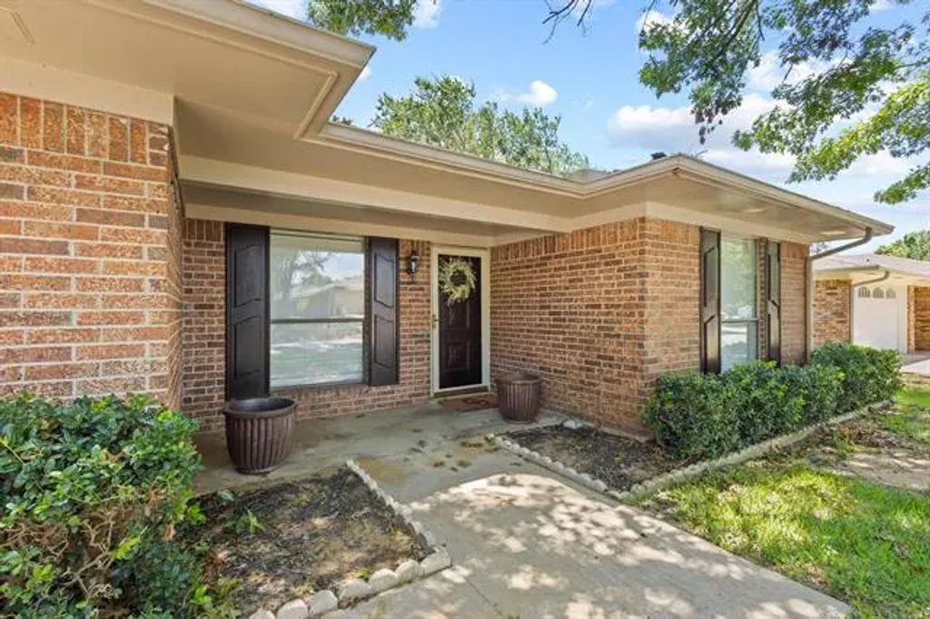 1900 Paula Drive, Denison
