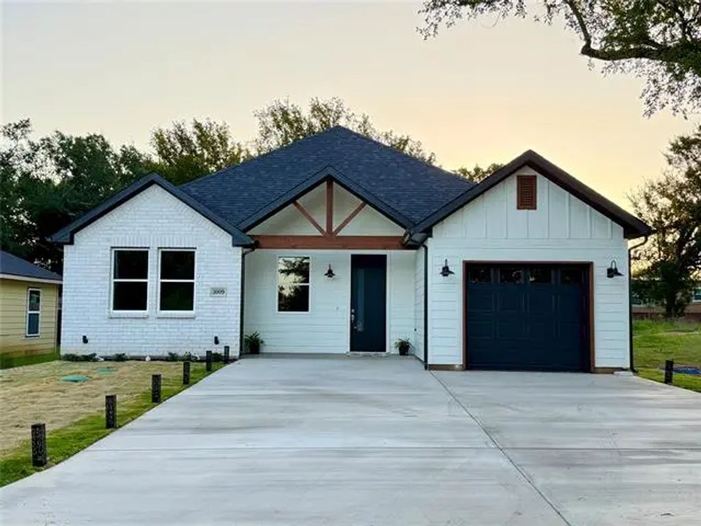3009 Rock Wood Drive, Granbury