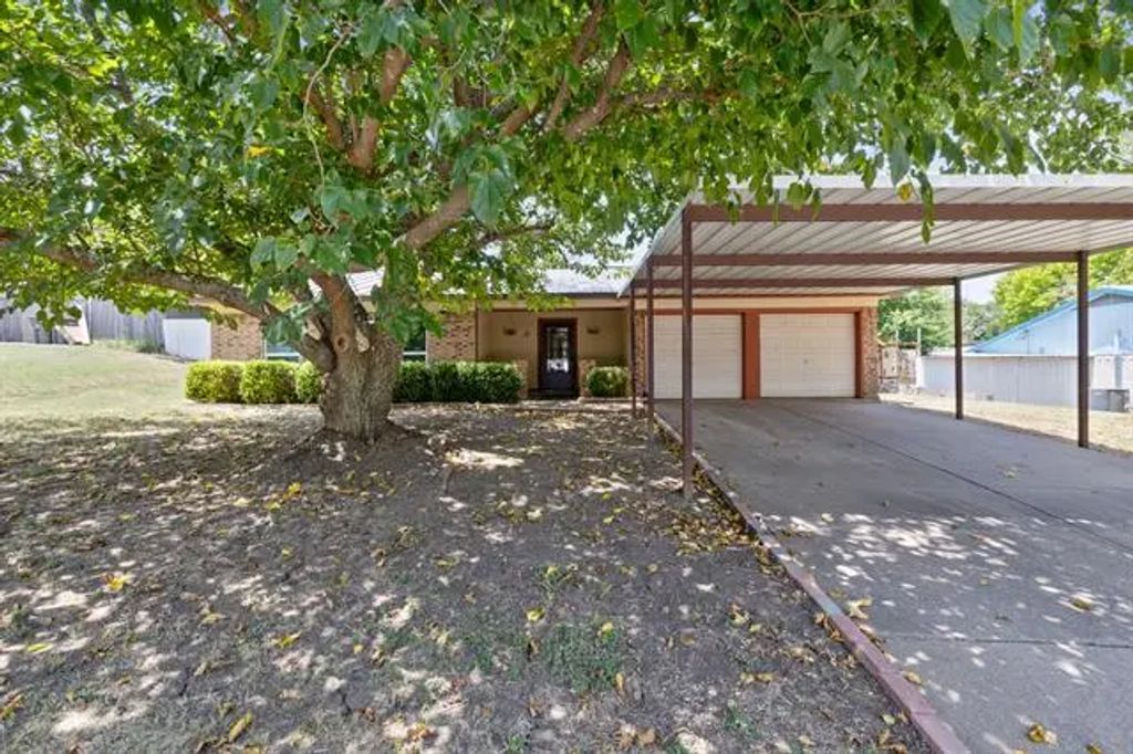 308 Clearwood Drive, Fort Worth