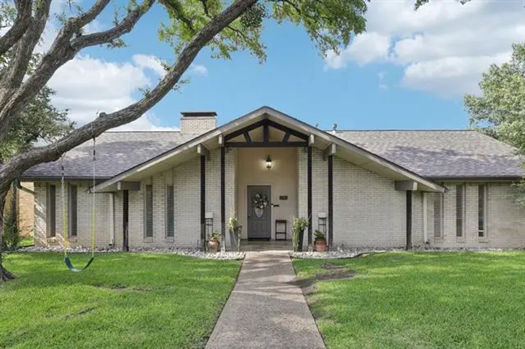 7741 El Santo Lane, Dallas