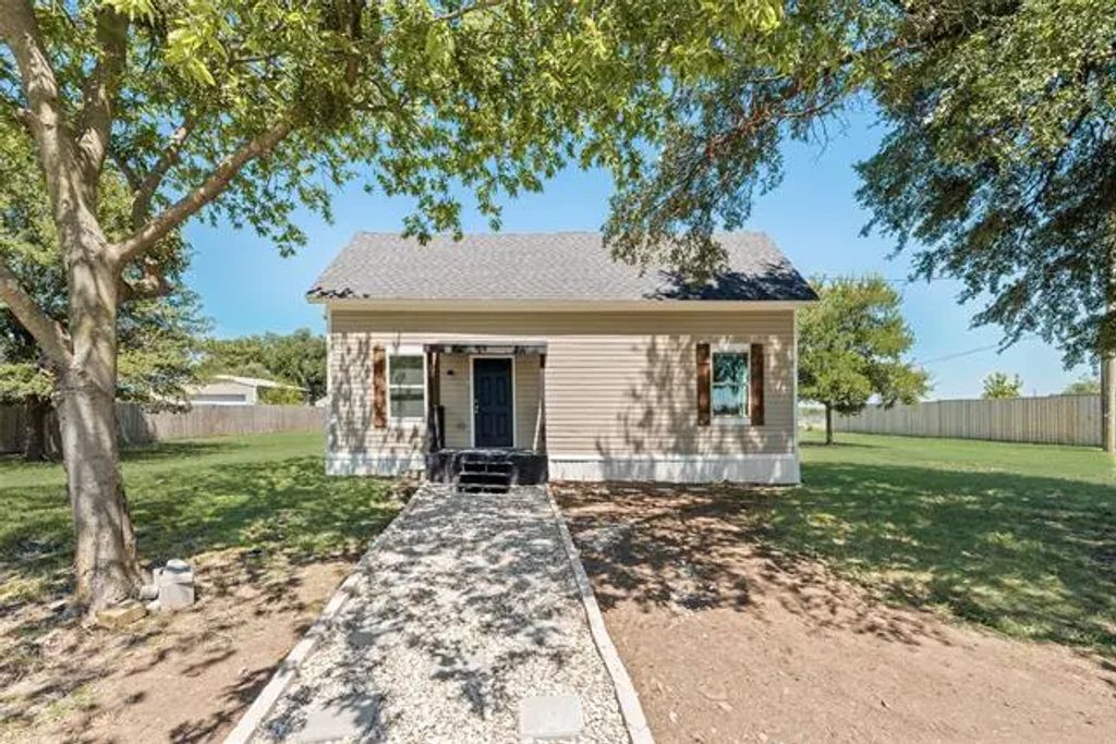 104 College Street, Royse City