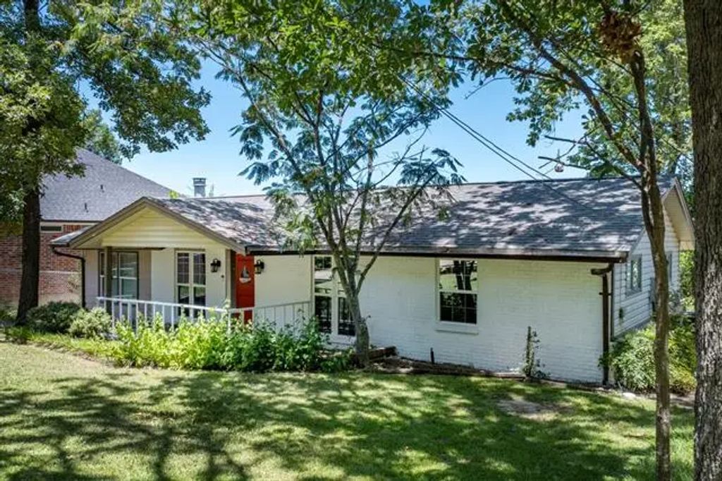 1120 Royal Way, Tool