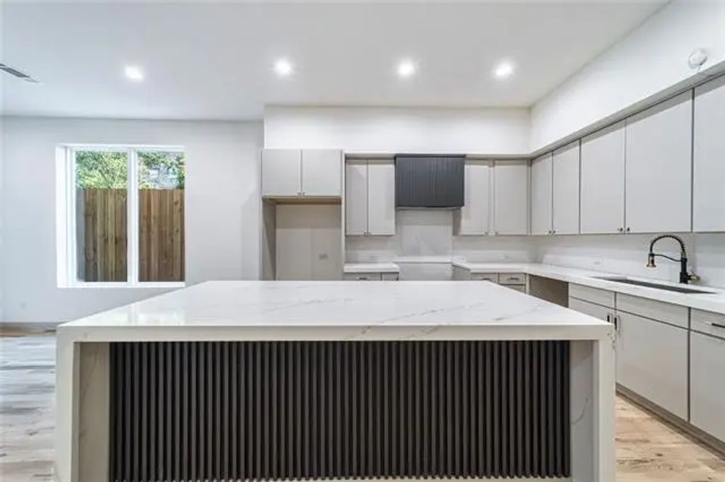 908 S Ewing Avenue, Dallas