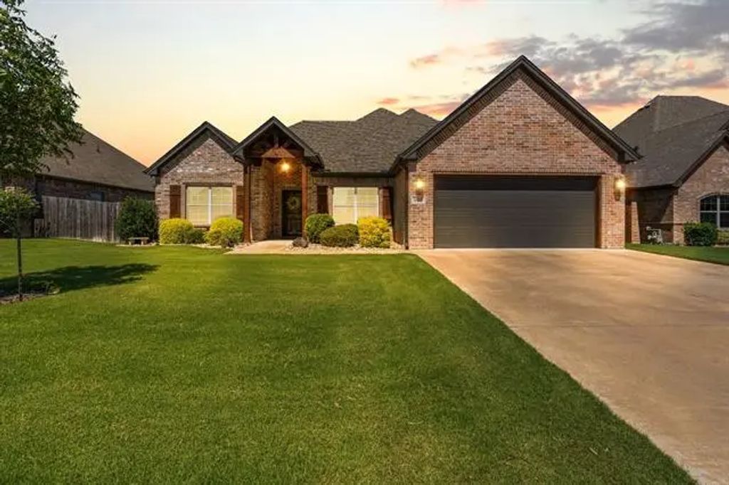 905 Bent Wood Lane, Cleburne