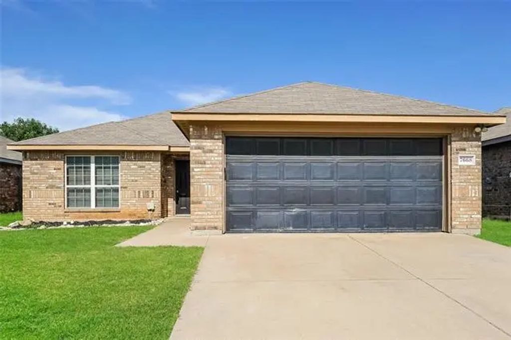 7668 Hollow Point Drive, Fort Worth