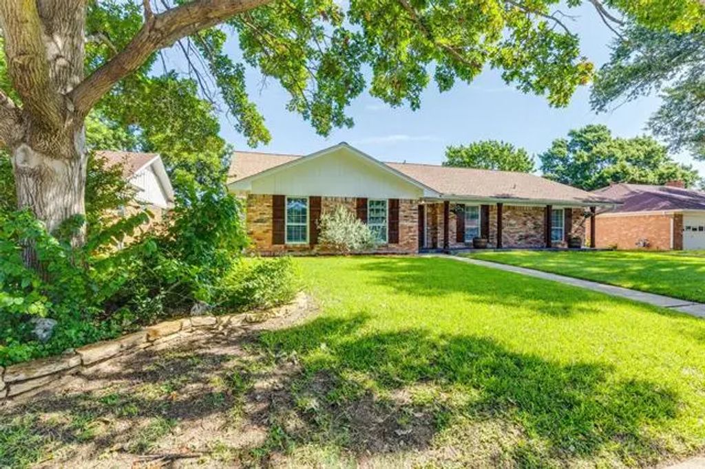 2203 Briarwood Boulevard, Arlington