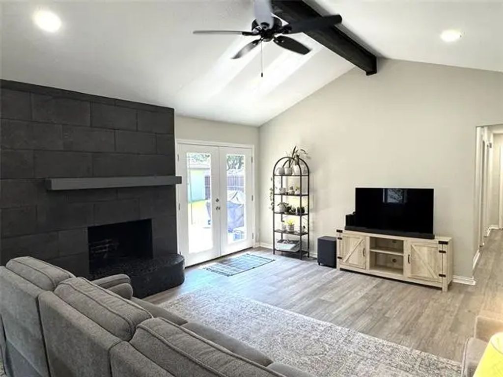 2013 Oxford Circle, Grand Prairie