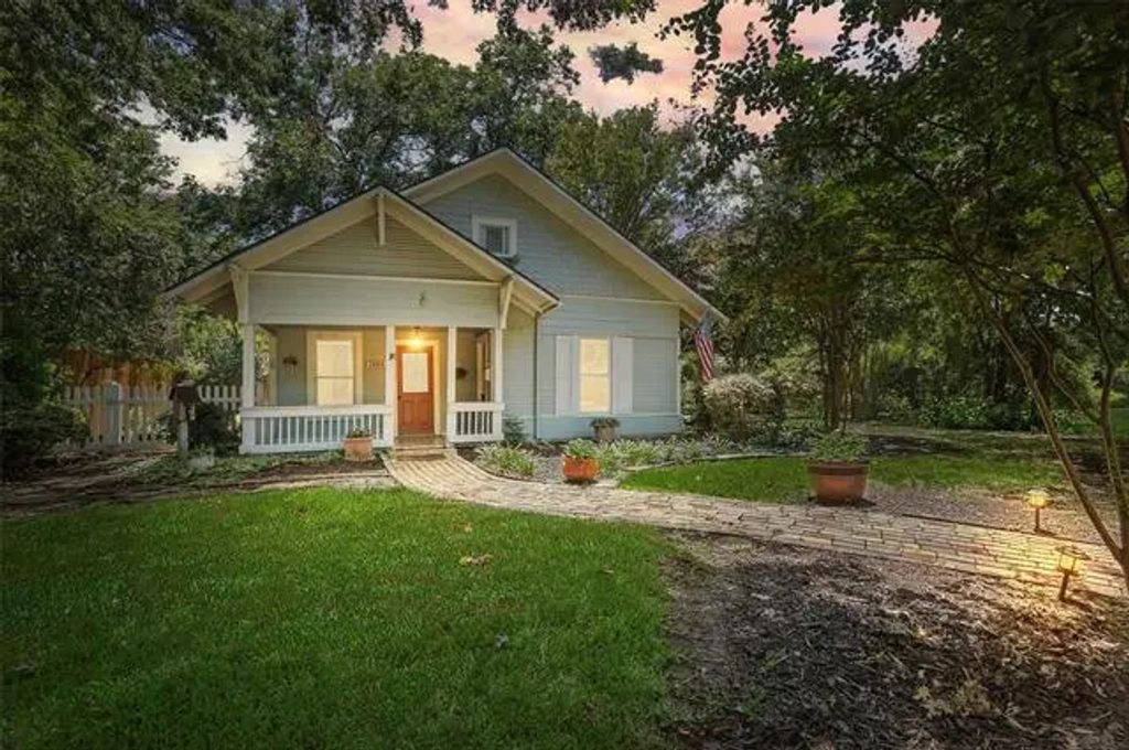 1004 W Avenue E, Garland