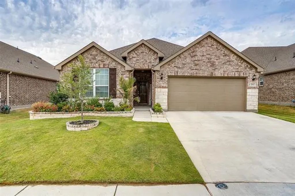 957 Crest Breeze Drive, Fort Worth