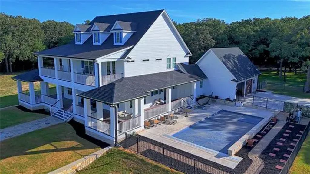3437 Round Prairie Road, Forestburg