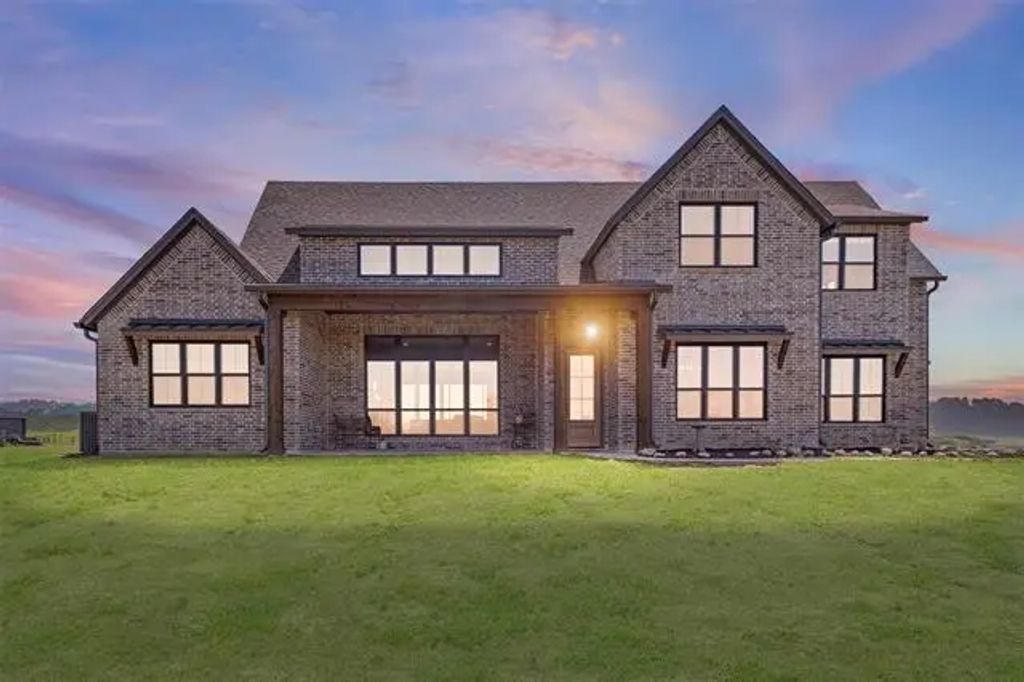 210 Dollie Road, Grandview