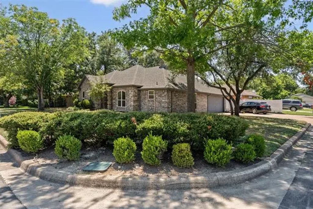 3800 Devonaire Drive, Fort Worth