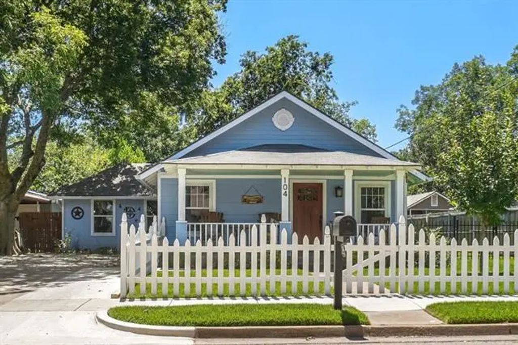 104 S Pendell Avenue, Cleburne