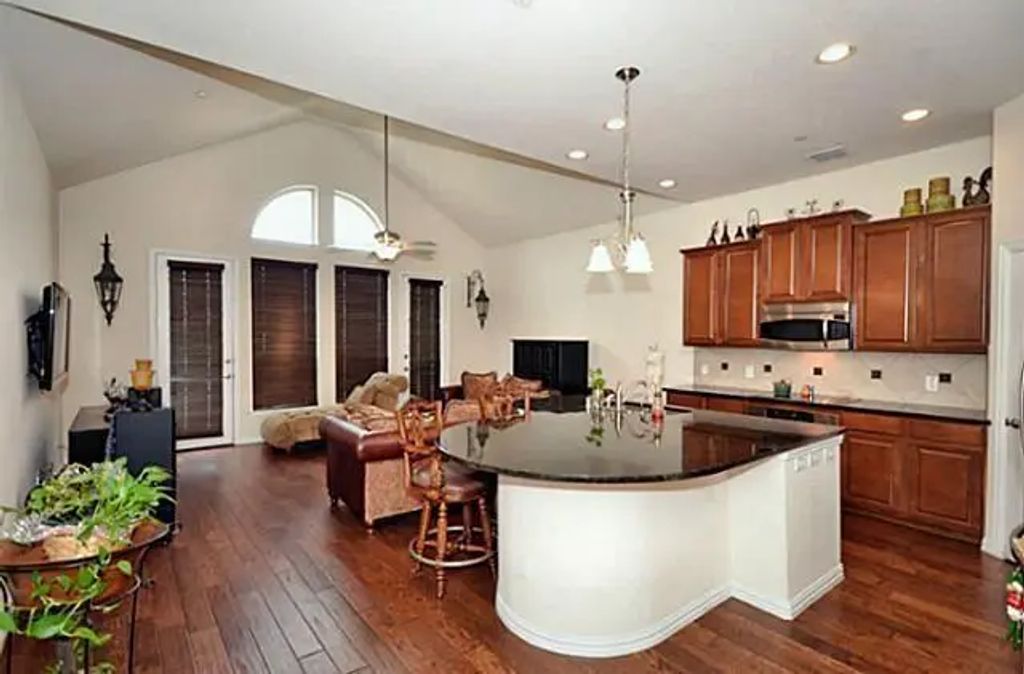 8700 Iron Horse Drive, Irving