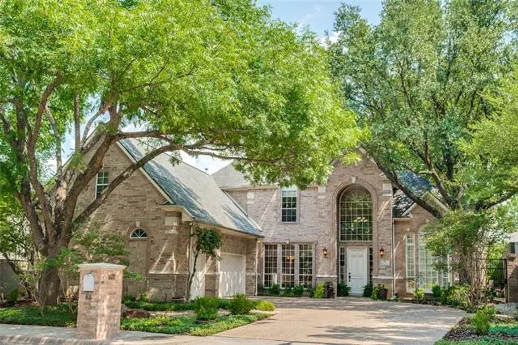 63 Downs Lake Circle, Dallas
