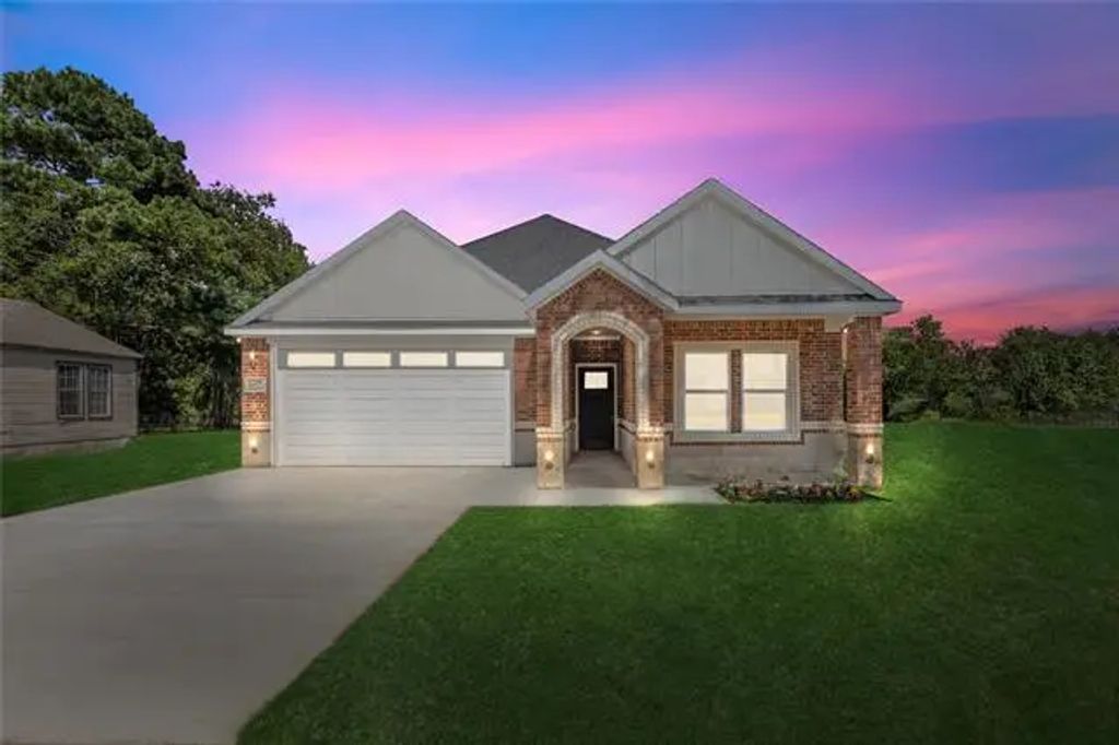 1209 S Rockwall Avenue, Terrell