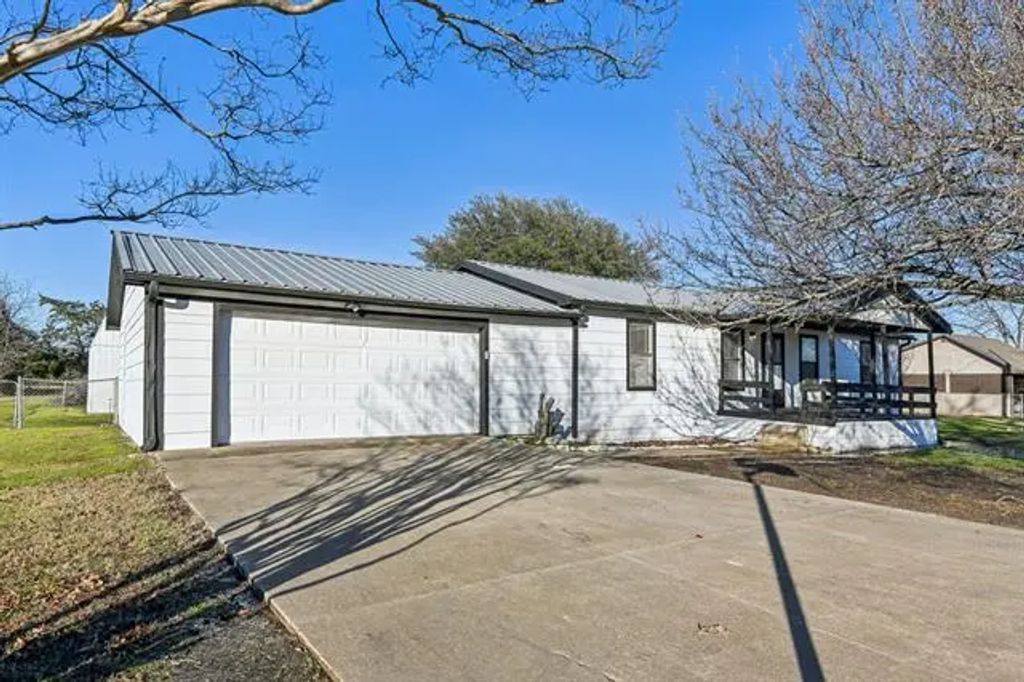 250 County Road 3318, Greenville