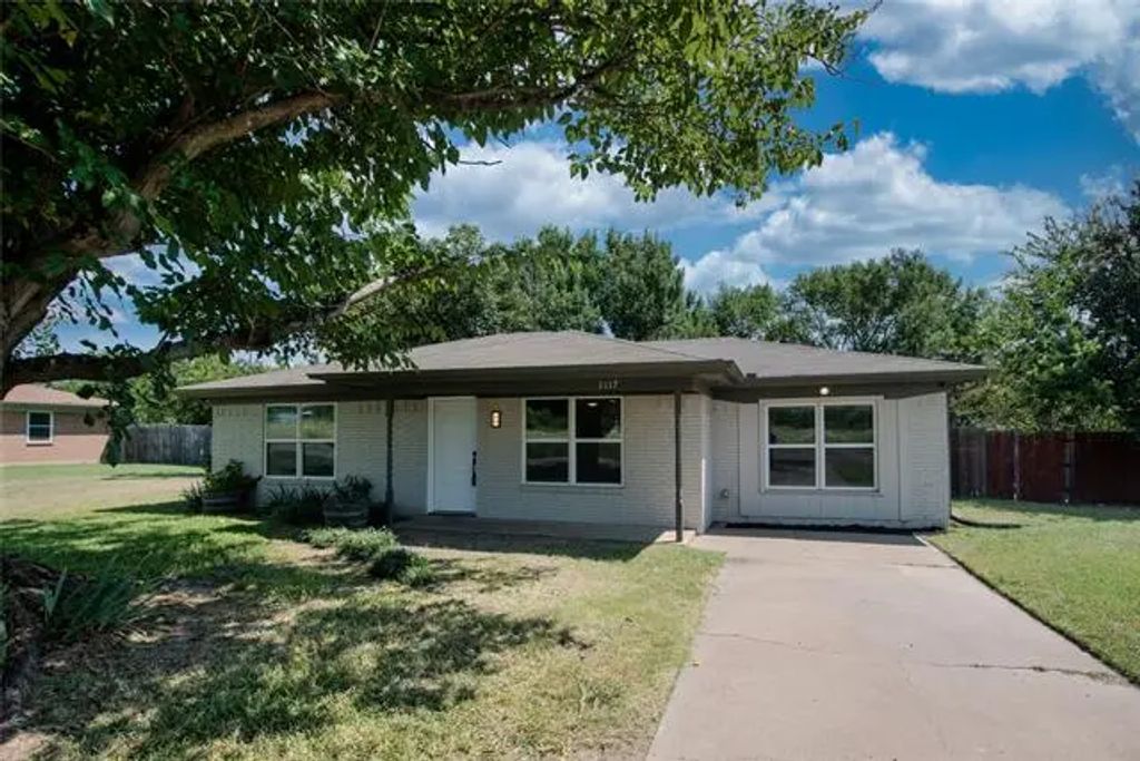 1117 Ross Lane, Granbury