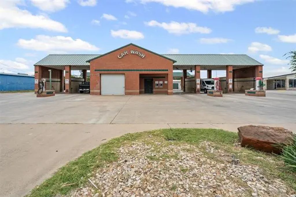 1433 N Plaza Drive, Granbury