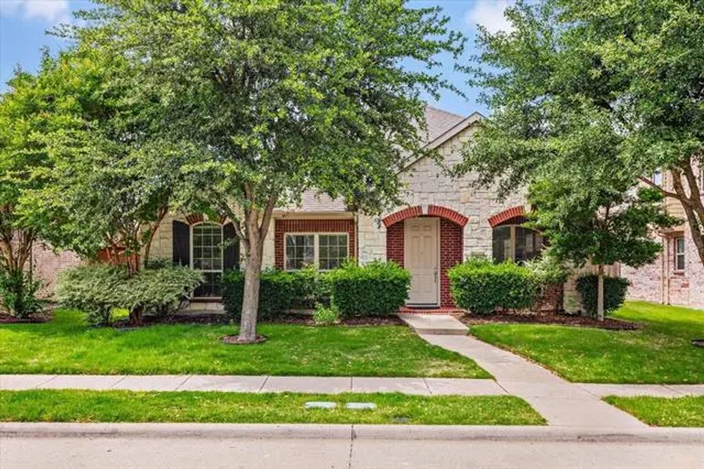 906 Cougar Drive, Allen