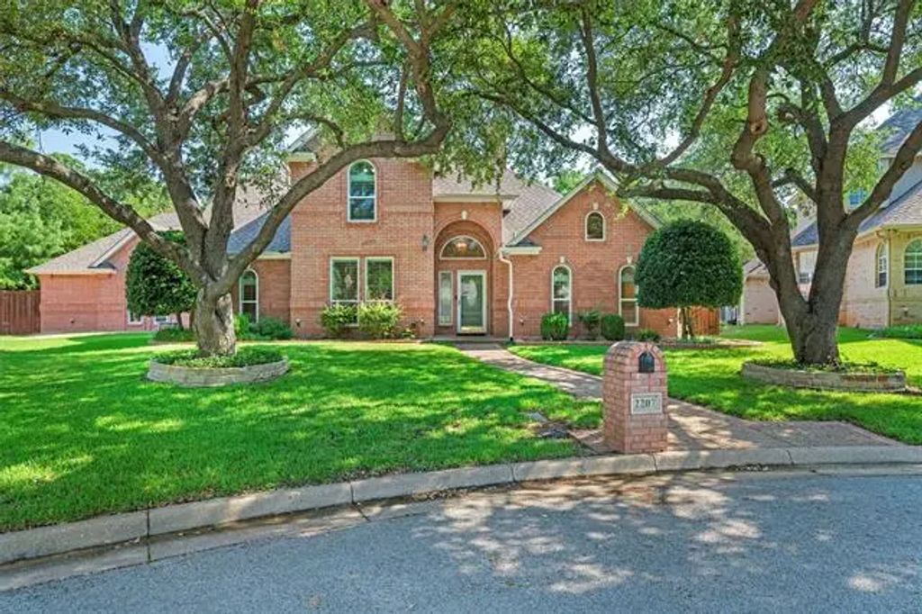 2207 Tournament Trail, Arlington