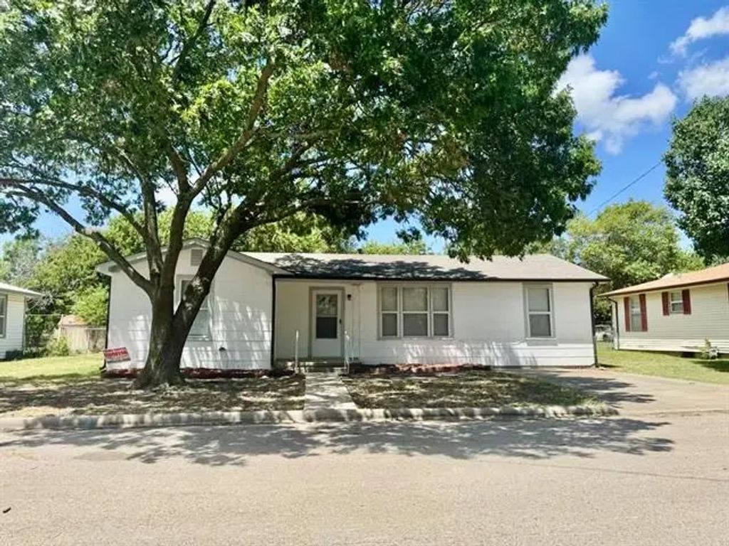 909 N Oak Street, Muenster