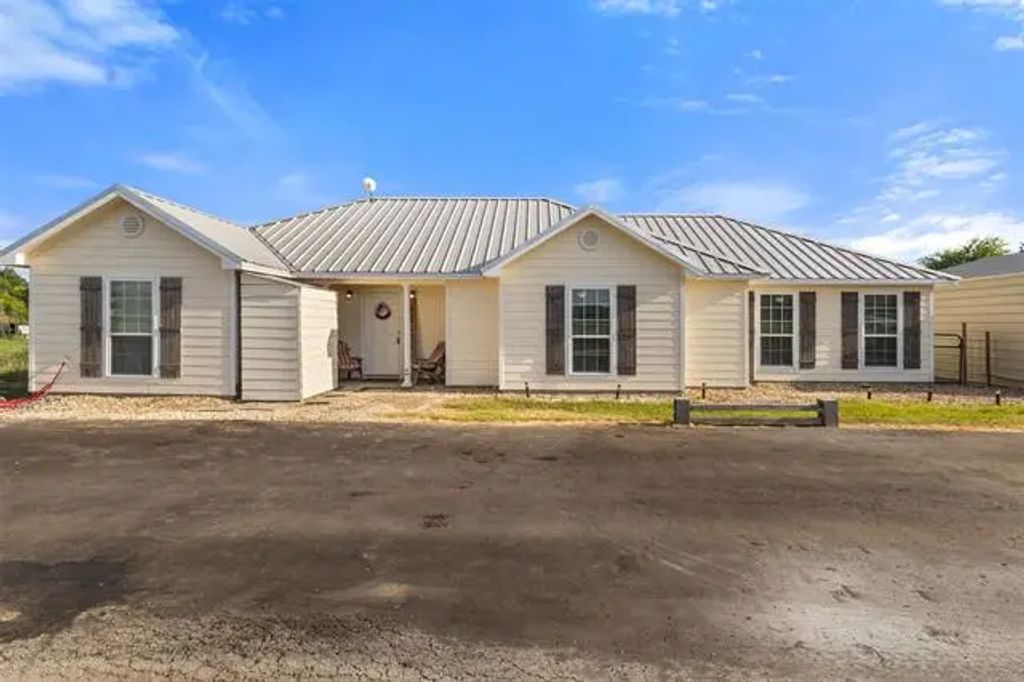 5661 Hillcrest Drive, Farmersville