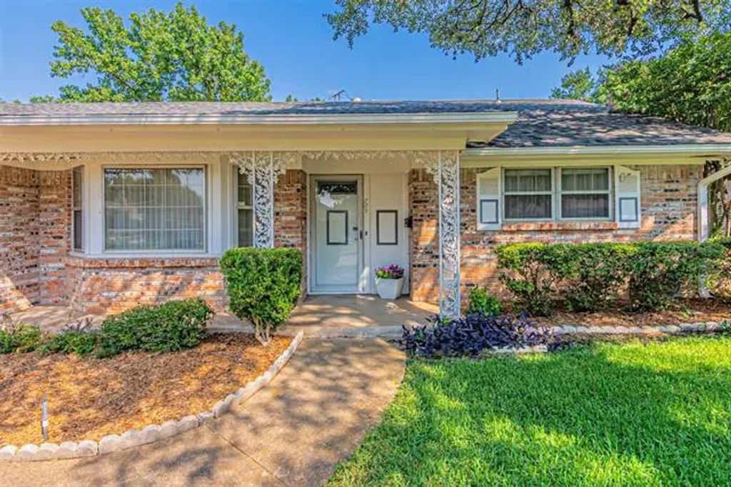 709 Blue Lake Drive, Fort Worth