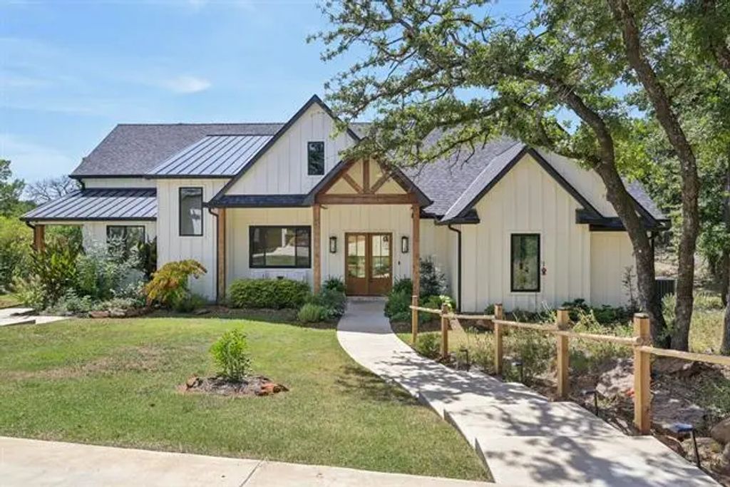 620 Diamond Point Drive, Oak Point