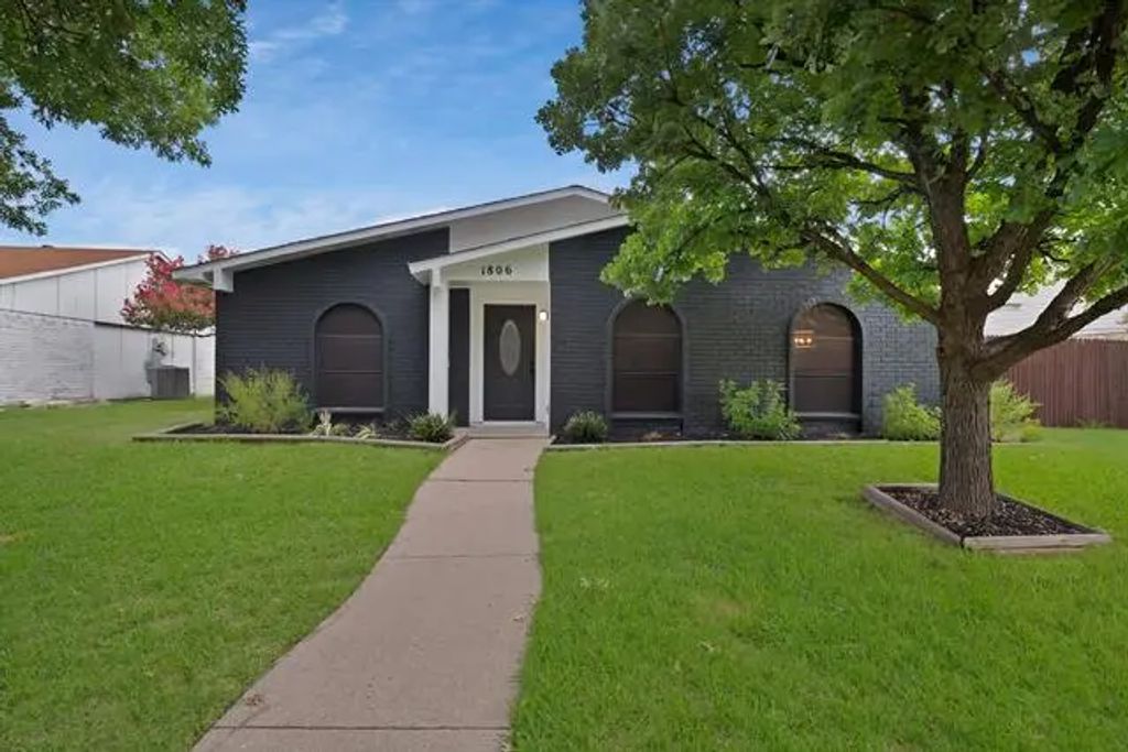 1806 Natchez Court, Grand Prairie