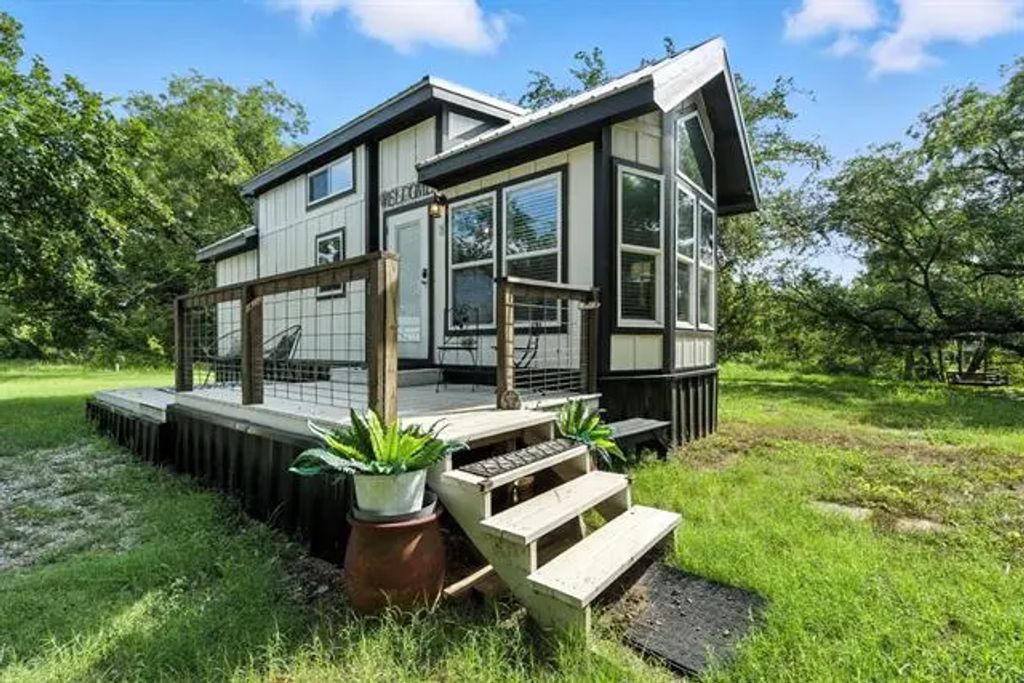 384 Petty Road, Santo