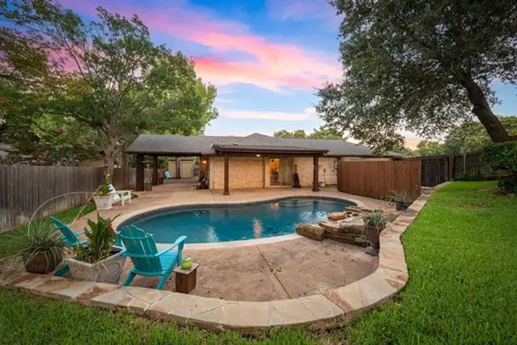 902 Elmwood Court, Euless