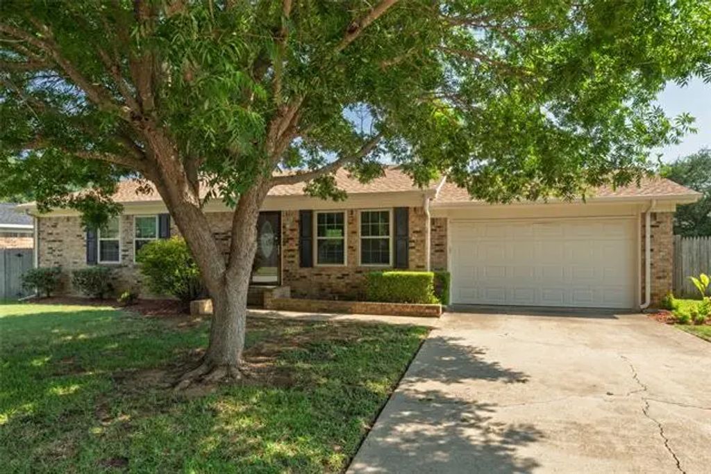 828 Hollow Creek Road, Burleson