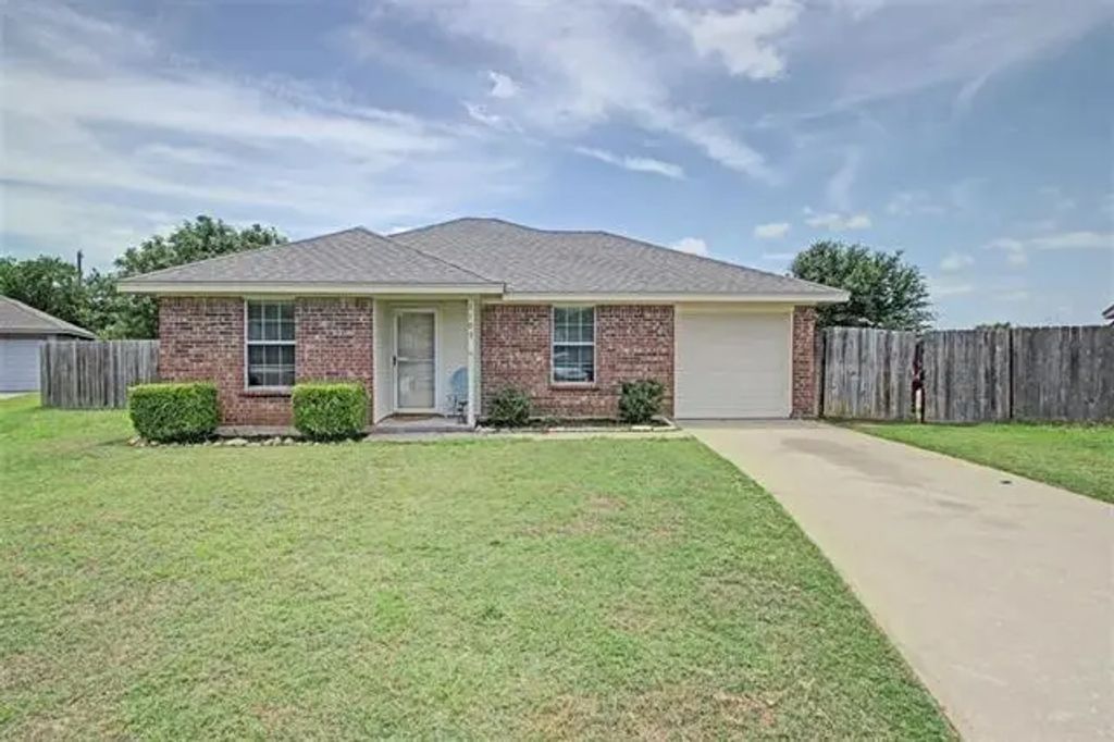 1103 Lynnwood Drive, Cleburne