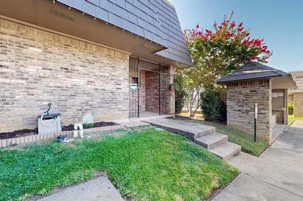 207 E Harwood Road 13, Euless