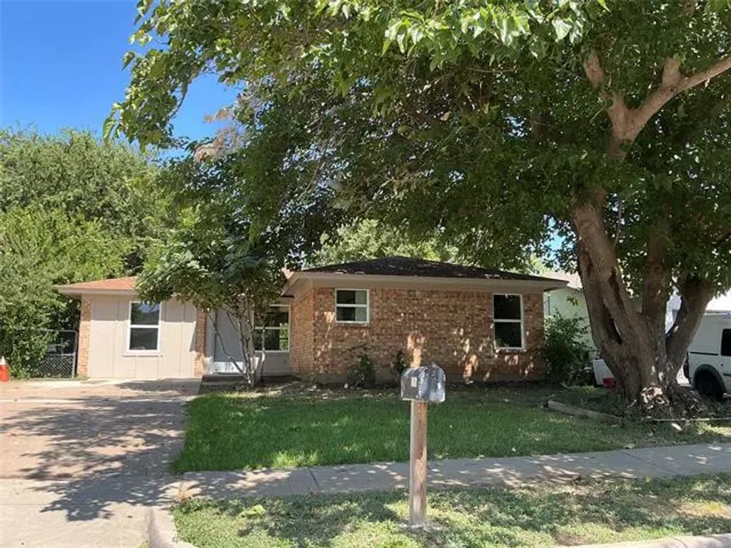825 Tapley Street, Grand Prairie
