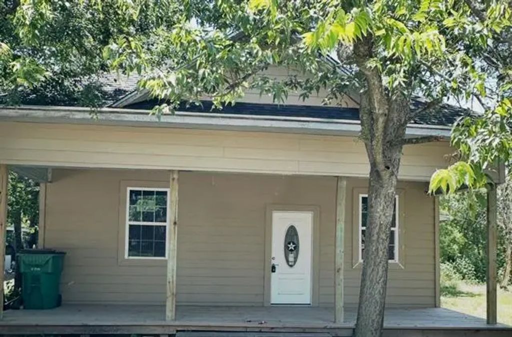 404 E Ross Avenue, Mart