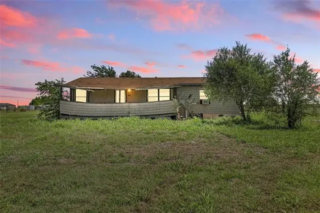 9917 S Highway 171, Grandview