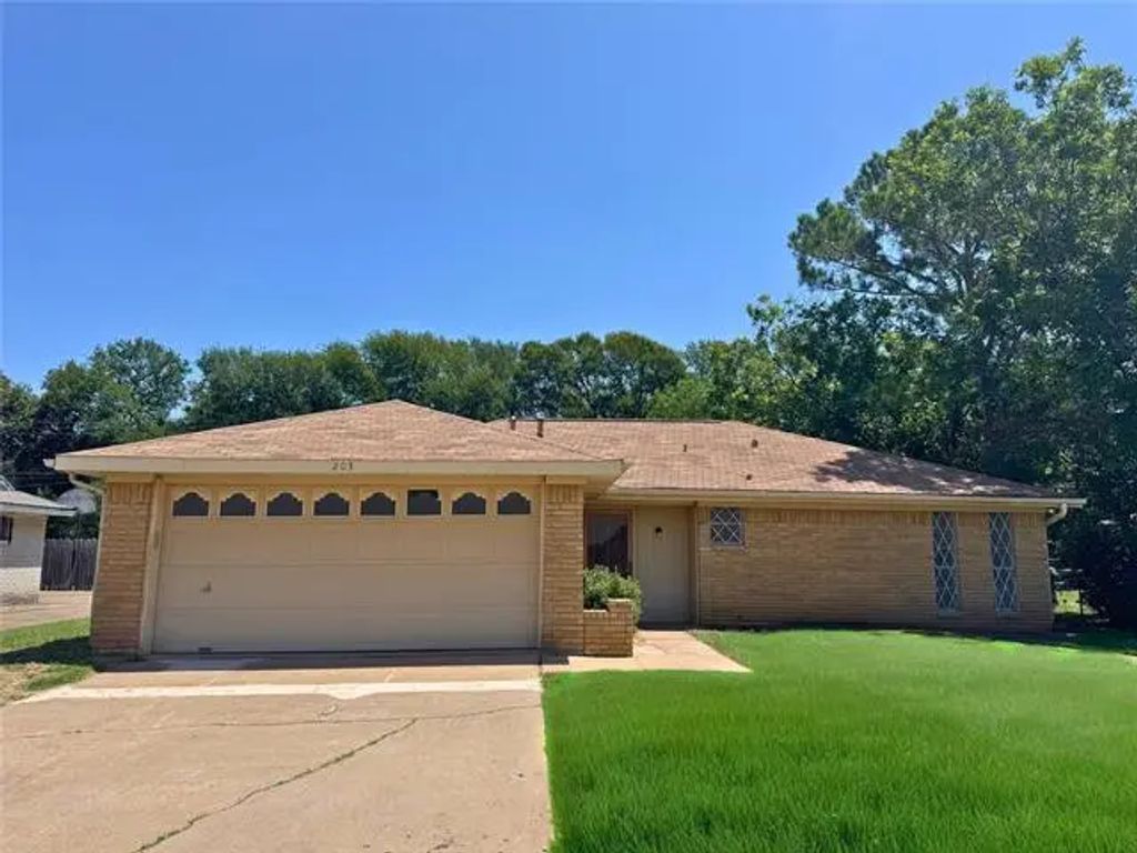 203 Faye Street, Lacy Lakeview