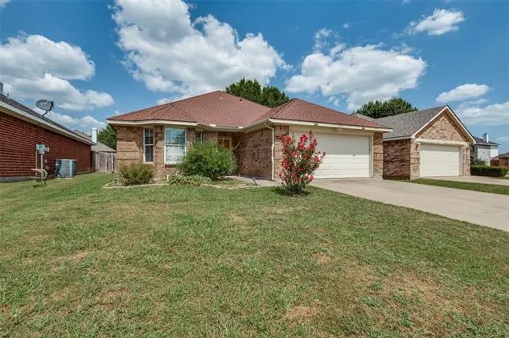 304 Creekside Way, Waxahachie