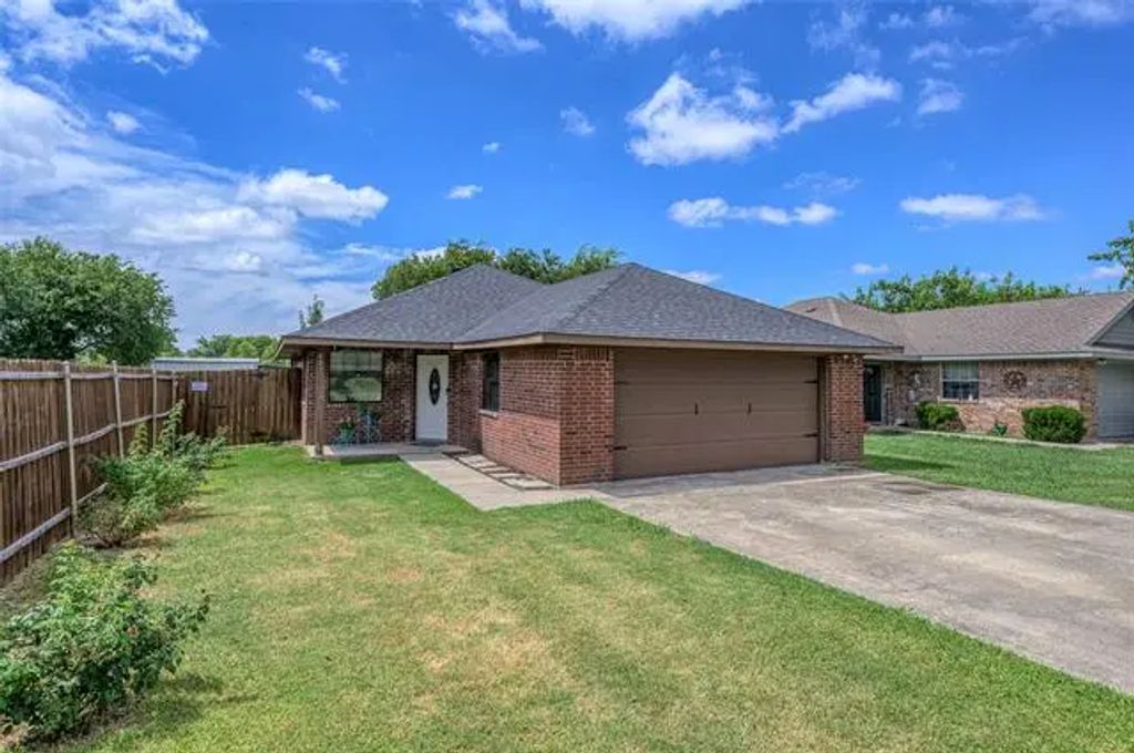 407 W Mesquite Street, Gunter