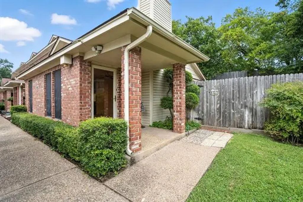 3141 Sappington Place E, Fort Worth