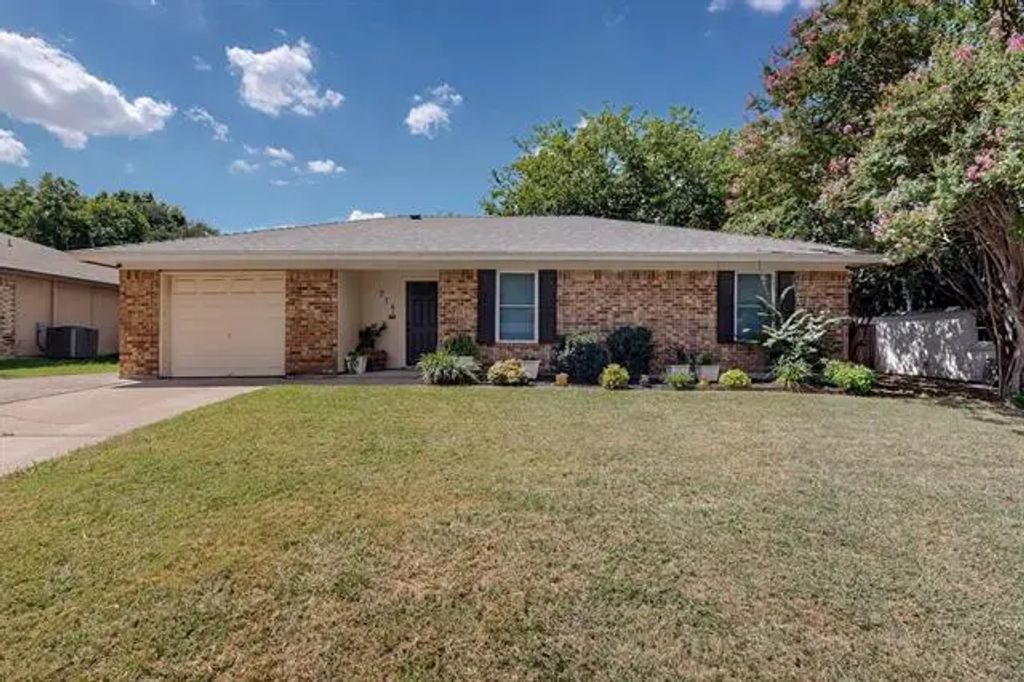 716 Vaughn Drive, Burleson