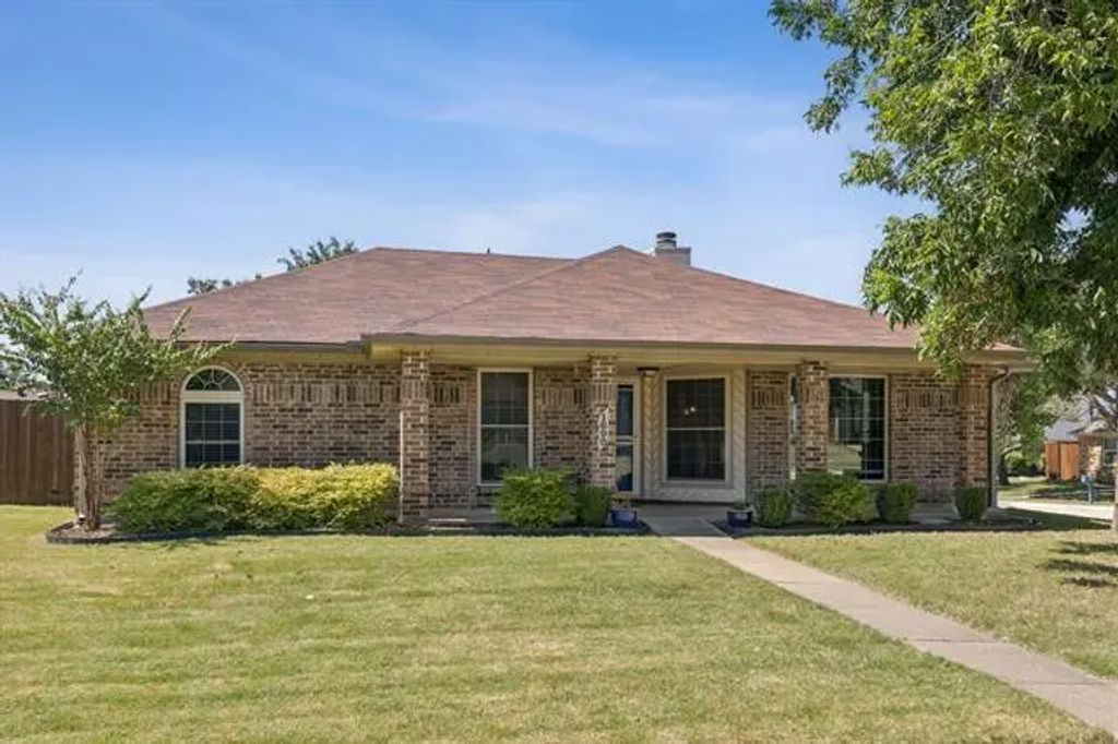 1690 Autumn Breeze Lane, Lewisville