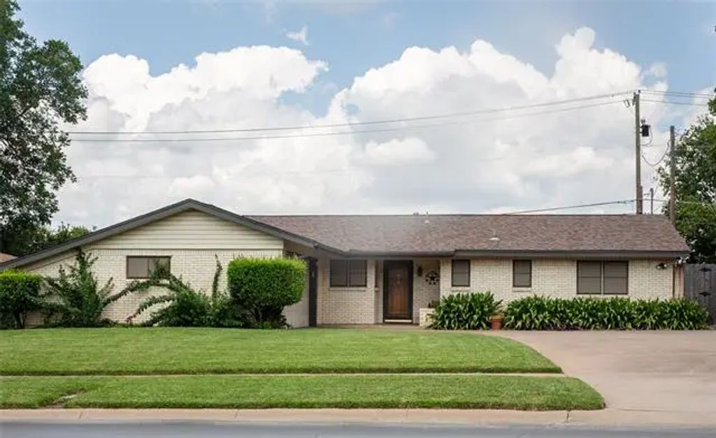 411 S Ridgeway Drive, Cleburne