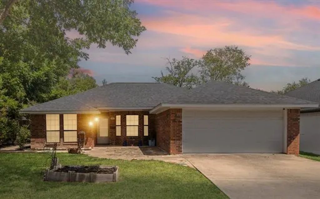 813 E 2nd Street, Weatherford