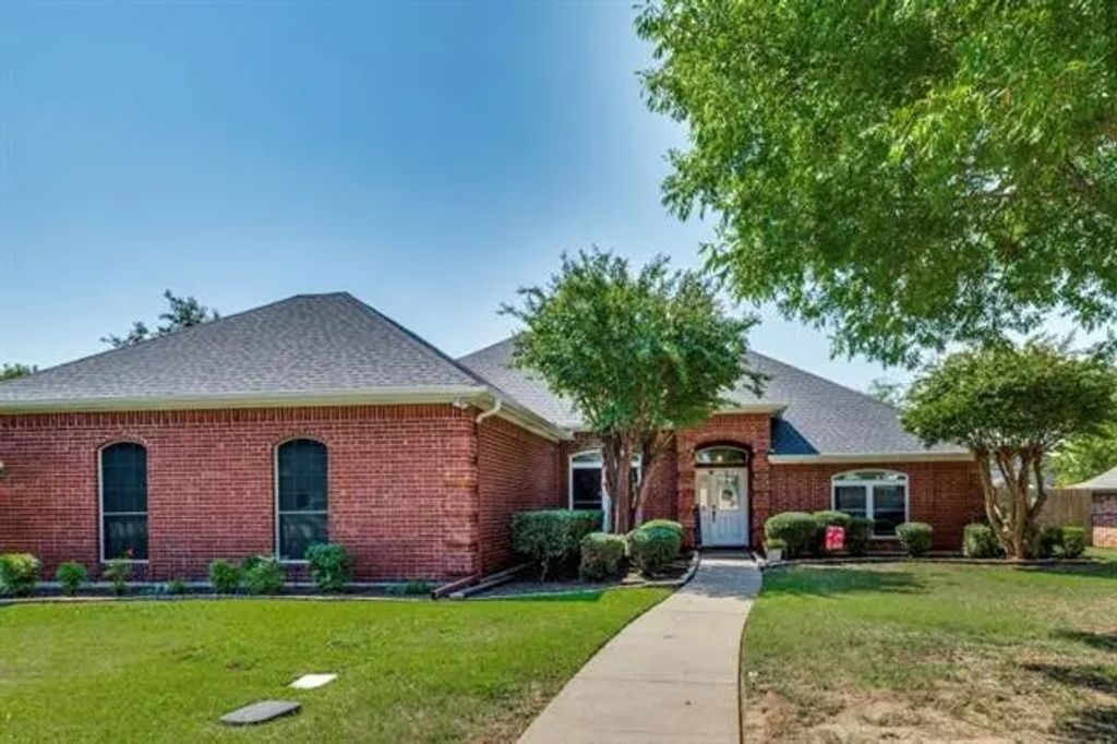 1020 Shady Oak Trail, Mansfield