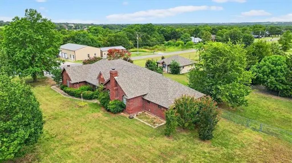 443 Lakewood Road, Denison