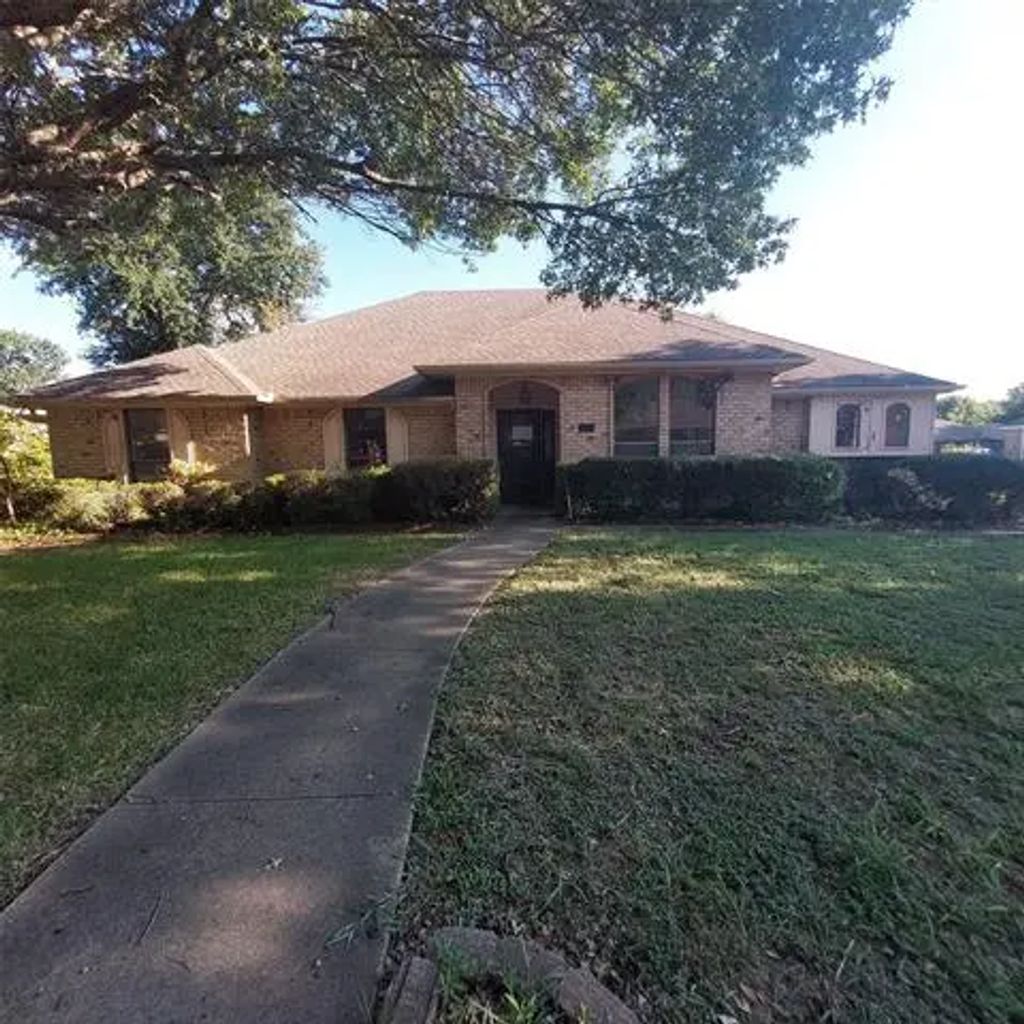 900 Prairie Creek Drive, DeSoto